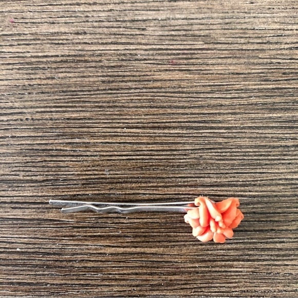 Handmade flower bobby pin - Picture 2 of 2